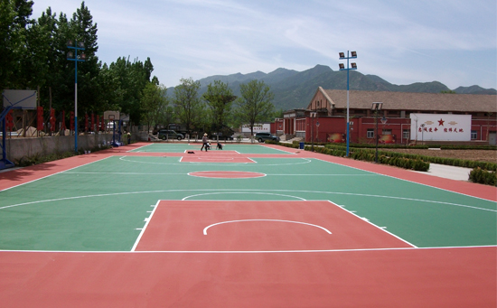 弹性丙烯酸面层具有适当回弹，增加篮球场的舒适性