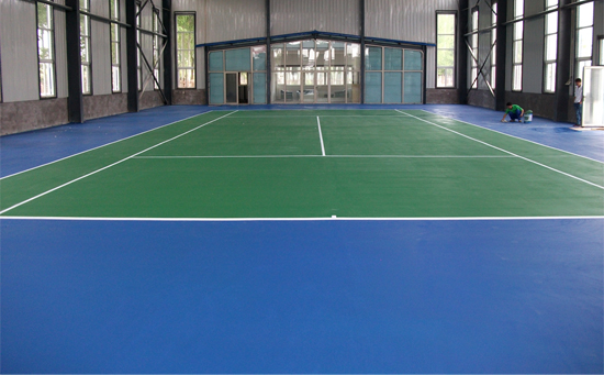 在塑胶网球场铺设完成后，需要做的就是对塑胶面层进行表面处理和清理工作