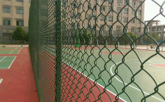 球场围栏网的安装方法